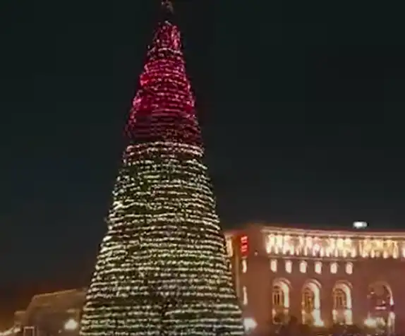 Լուսավառուեցաւ Հրապարակի Տօնածառը