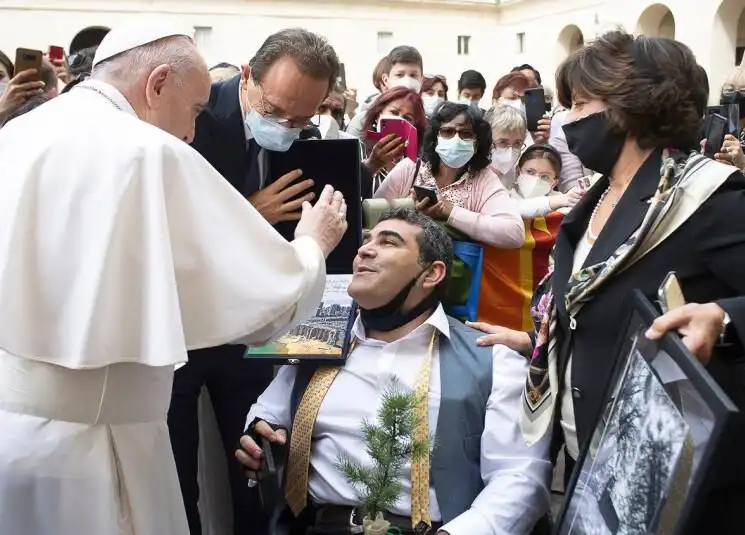  Լիբանանցի     «վիրաւոր» մարզիկը  Հռոմի  Պապին գիրքն ու  օրհնութիւնը պիտի տանի  հիւսիսային բեւեռ 