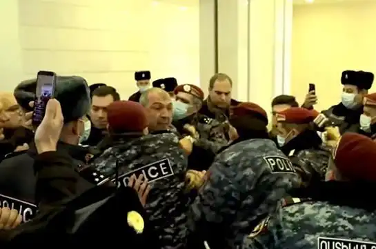 Բողոքի ակցիա Արտաքին Գործոց նախարարութեան շէնքին առջեւ. Բերման ենթարկուած է Վահագն Չախալեանը