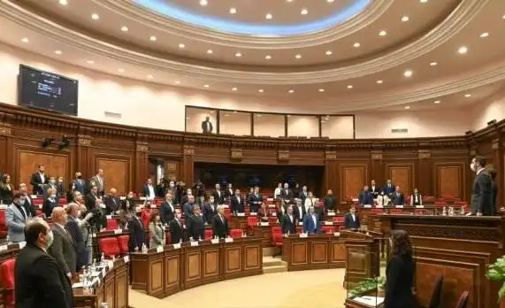 Ազգային ժողովը մէկ վայրկեան լռութեամբ կը յարգէ Սպիտակի երկրաշարժի զոհերուն յիշատակը