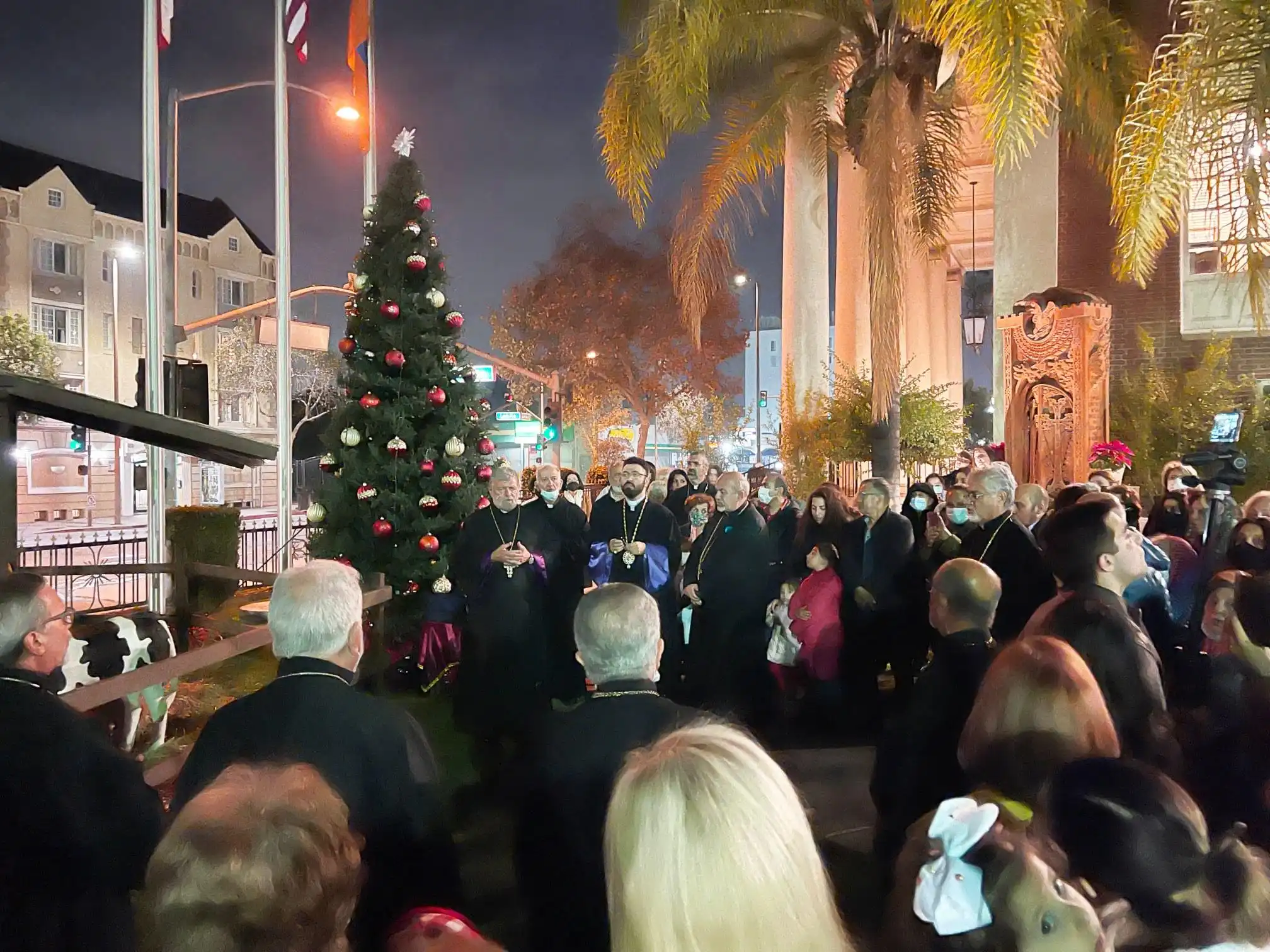  Տօնածառի լուսաւորում՝ Կլէյնտըլի Ս. Աստուածածին եկեղեցւոյ շրջափակին մէջ 