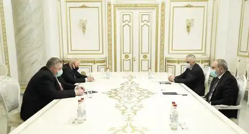 Փաշինեան եւ Օվերչուք կը քննարկեն ճանապարհային հաղորդակցութիւներու վերականգնումը