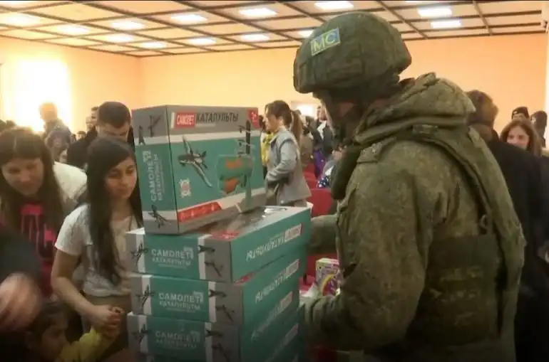 Ռուս խաղաղապահներէն նուէրներ Մարտակերտի փոքրիկներուն