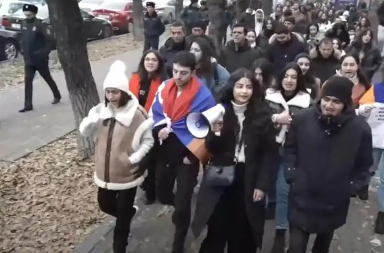 Արցախի խնդրով  ուսանողներ բողոքի երթ կատարեցին (Տեսանիւթ) 
