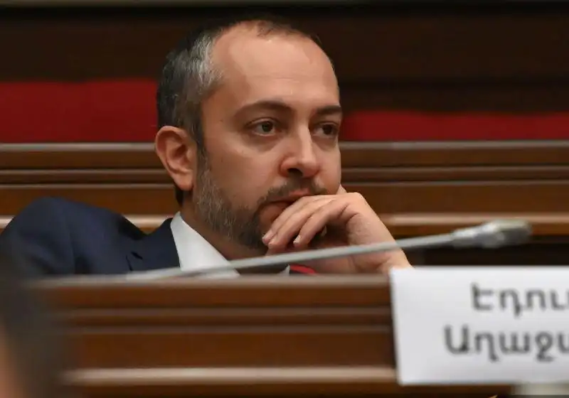 Հայկական կողմը Ատրպէյճանէն առաջարկներ ստացած է. Աղաջանեան