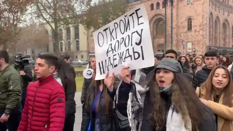 Բողոքի ցոյց իրականացնող ուսանողները փակած են Երեւանի մէջ Ռուսիոյ դեսպանատան մուտքը