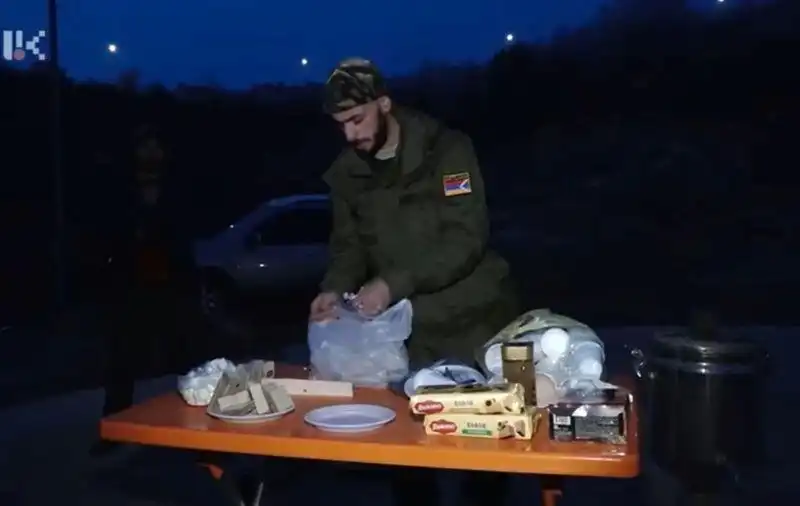 Մեր «պաշարուած» հայրենակիցներուն թէյ եւ քաղցրաւենիք տարուած է (Տեսանիւթ)