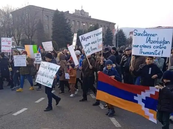 Խումբ մը արցախցիներ դէպի ռուս խաղաղապահներու դիրքերը ուղղուած են (Տեսանիւթ) (Լուսանկար)