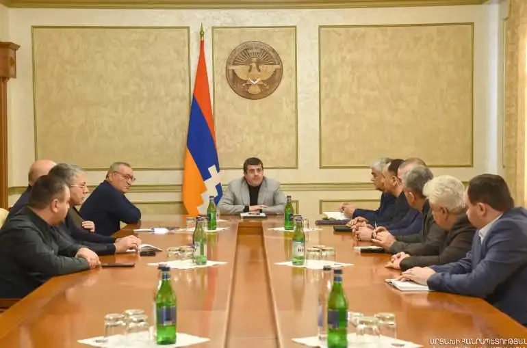 Արցախի Ազգային Ժողովի քաղաքական ուժերու ներկայացուցիչները Ա. Յարութիւնեանի մօտ 