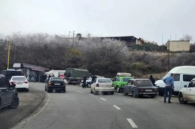 Արդէն 6-րդ օրը Արցախը Հայաստանին կապող միակ ճանապարհը Ատրպէյճանը կը շարունակէ փակ պահել