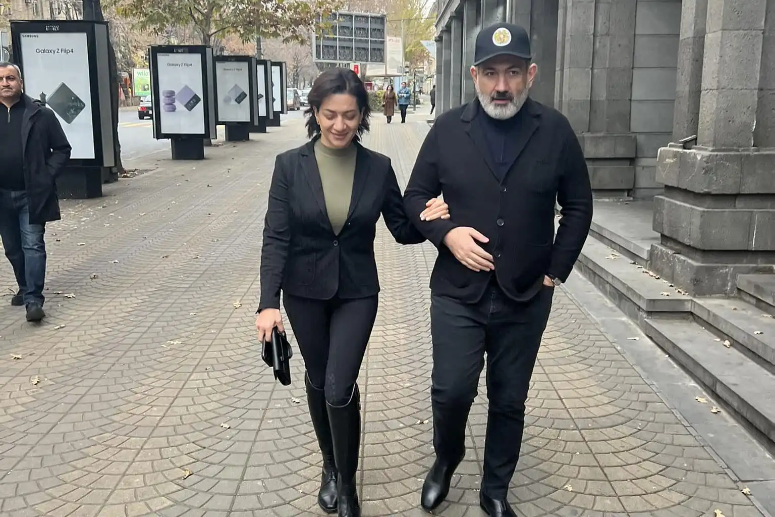   Փաշինեան իր կնոջ հետ՝ Երեւանի փողոցներուն մէջ 
