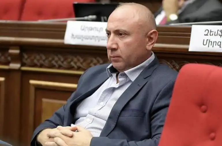 «Փորձում են  Արցախը  յանձնելով  խաղաղութեան հասնել».Անդրանիկ Թեւանեան 