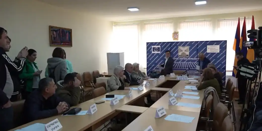 Ալավերդիի աւագանին անվստահութիւն յայտնեց Արկադի Թամազեանին, եւ նոր համայնքապետ ընտրեց ՔՊ-ական Դաւիթ Ղումաշեանը