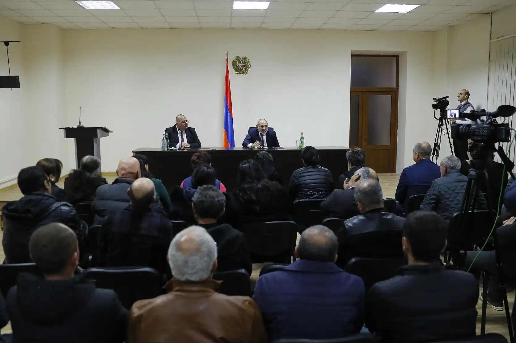 Բարձր կը գնահատեմ ձեր համբերատարութիւնը. Փաշինեան հանդիպեցաւ տուն դարձած  գերիներու ծնողներուն 