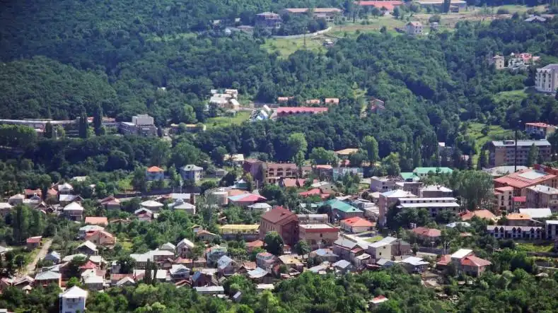 Հայաստանի մարզային քաղաքներու մէջ 2001-էն բնակչութեան թիւը նուազած է 18,4%-ով