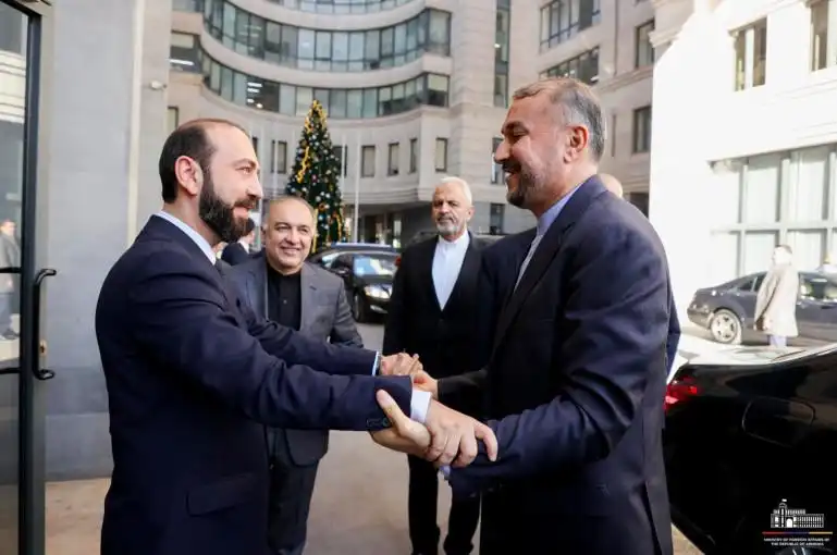 Իրանի արտաքին գործոց նախարարն արդէն Հայաստան է. ան առանձնազրոյց ունեցած է Միրզոյեանի հետ