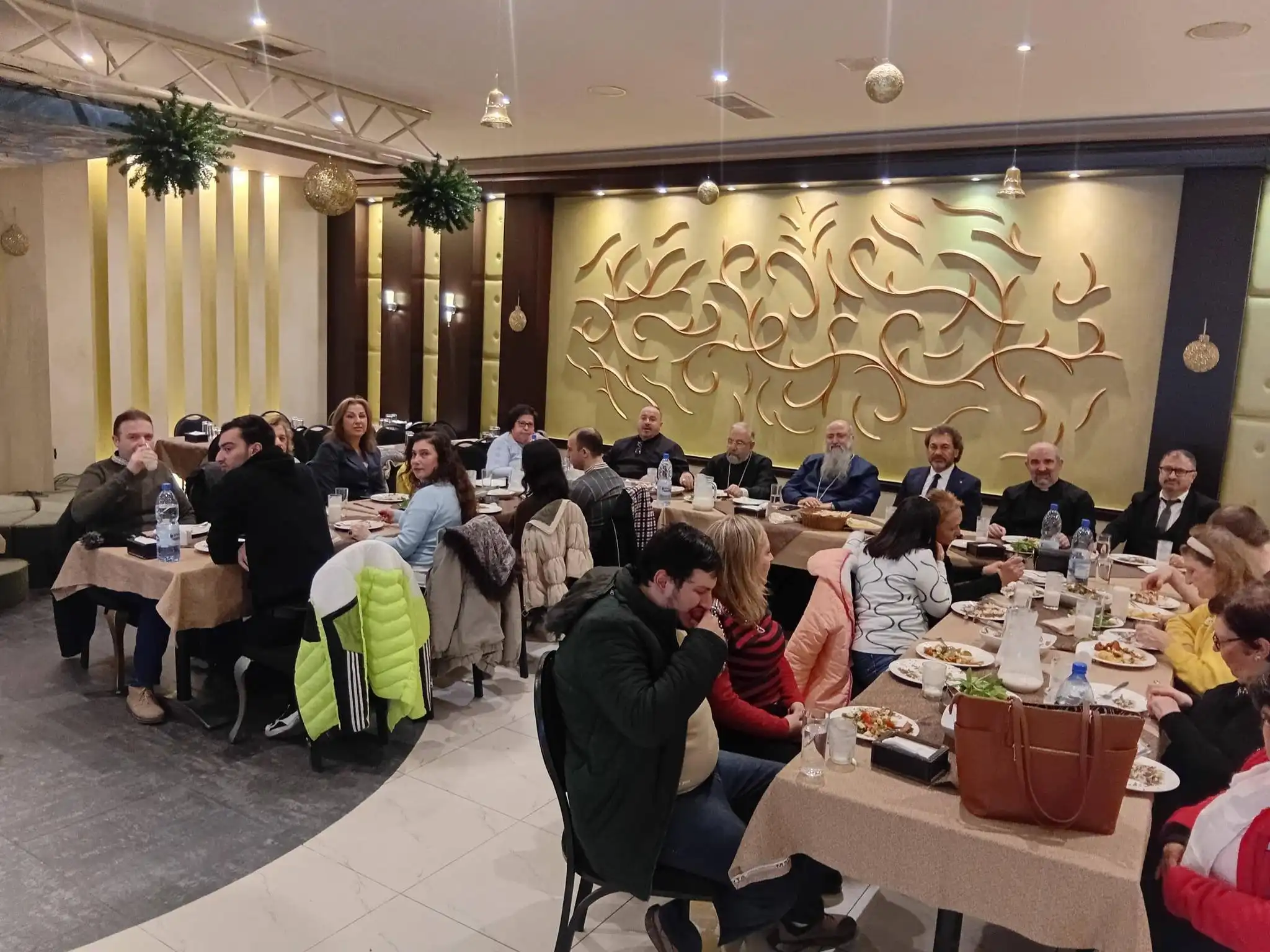 Հայ երեք համայնքապետերու օրհնութեամբ «Արեւիկ» կեդրոնի ամանորեայ խրախճանքը նշուեցաւ