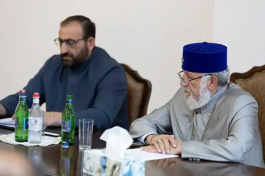 «Կաթողիկոսը չի կարող հեռանալ, դա կը լինի դասալքութիւն»․ Արշակ արքեպիսկոպոս Խաչատրեան