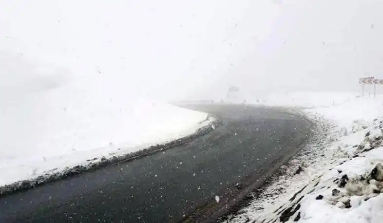 Վարդենեաց լեռնանցքի, Սեւանի եւ Վայքի տարածաշրջաններուն մէջ ձիւն կը տեղայ