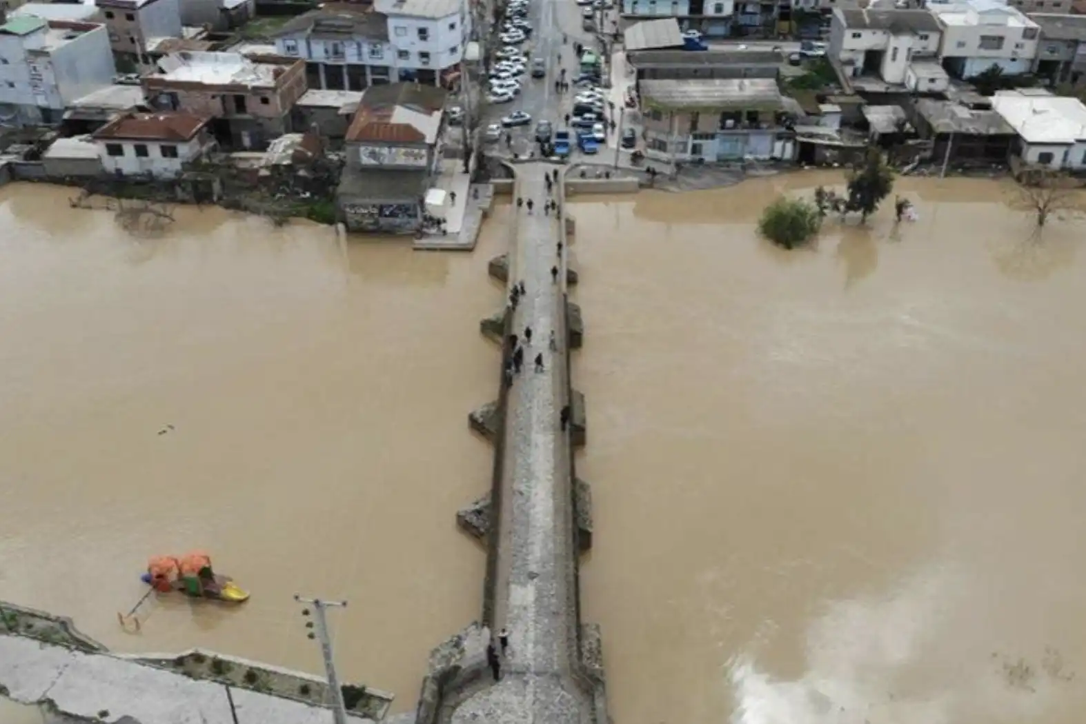 Իրանի հարաւը յորդառատ անձրեւները ջրհեղեղներու պատճառ դարձած են