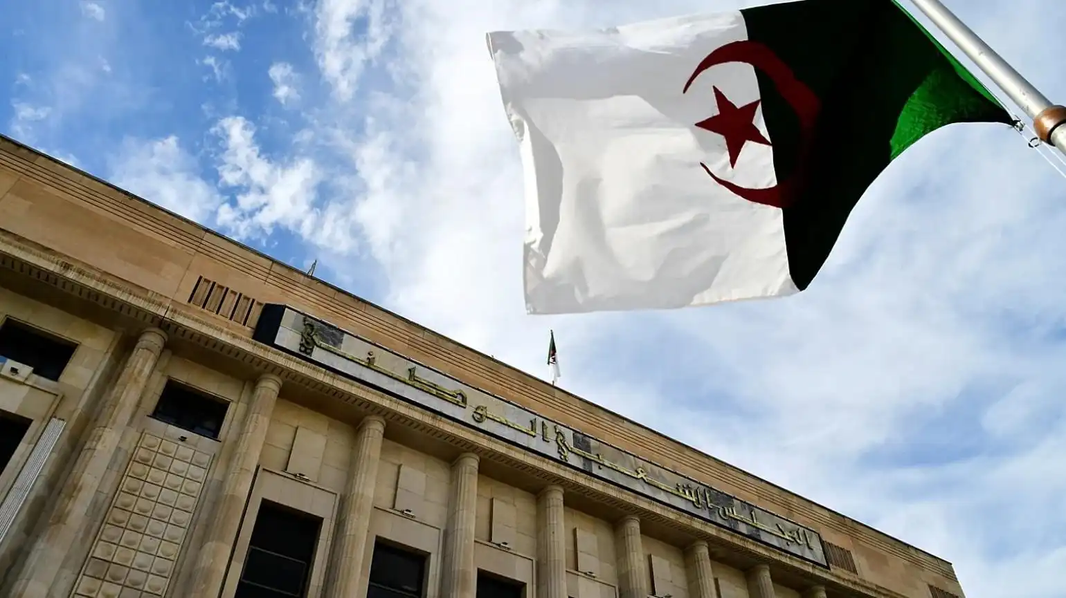 Ալճերիոյ խորհրդարանը Ֆրանսայի կողմէն երկրի գաղութացումը ճանչցած է որպէս յանցագnրծութիւն