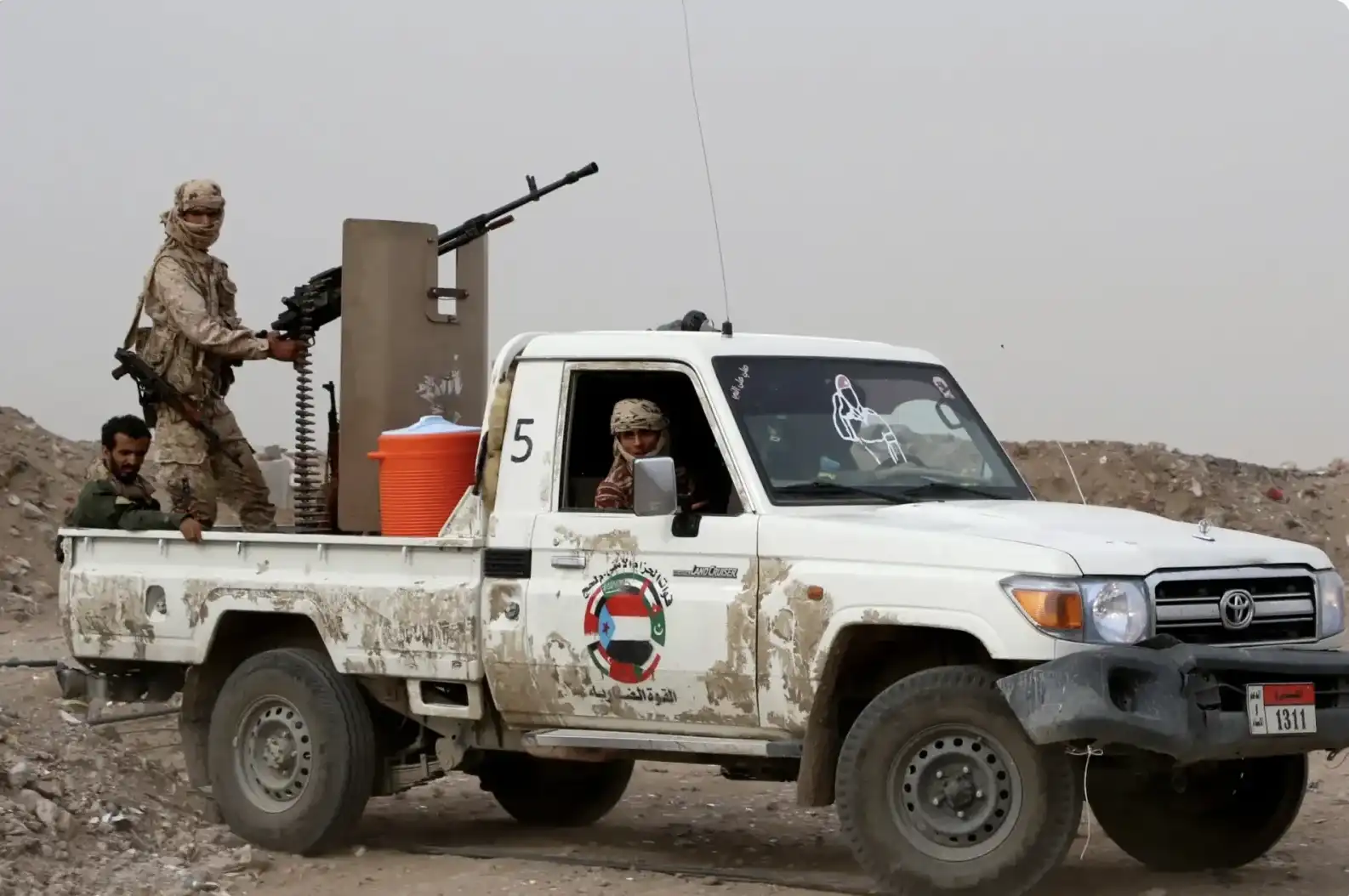 Եմէնի իշխանութիւնները 90 օրով արտակարգ դրութեան ռեժիմ սահմանած են եւ ԱՄԷ ուժերէն պահանջած դուրս գալ երկրէն