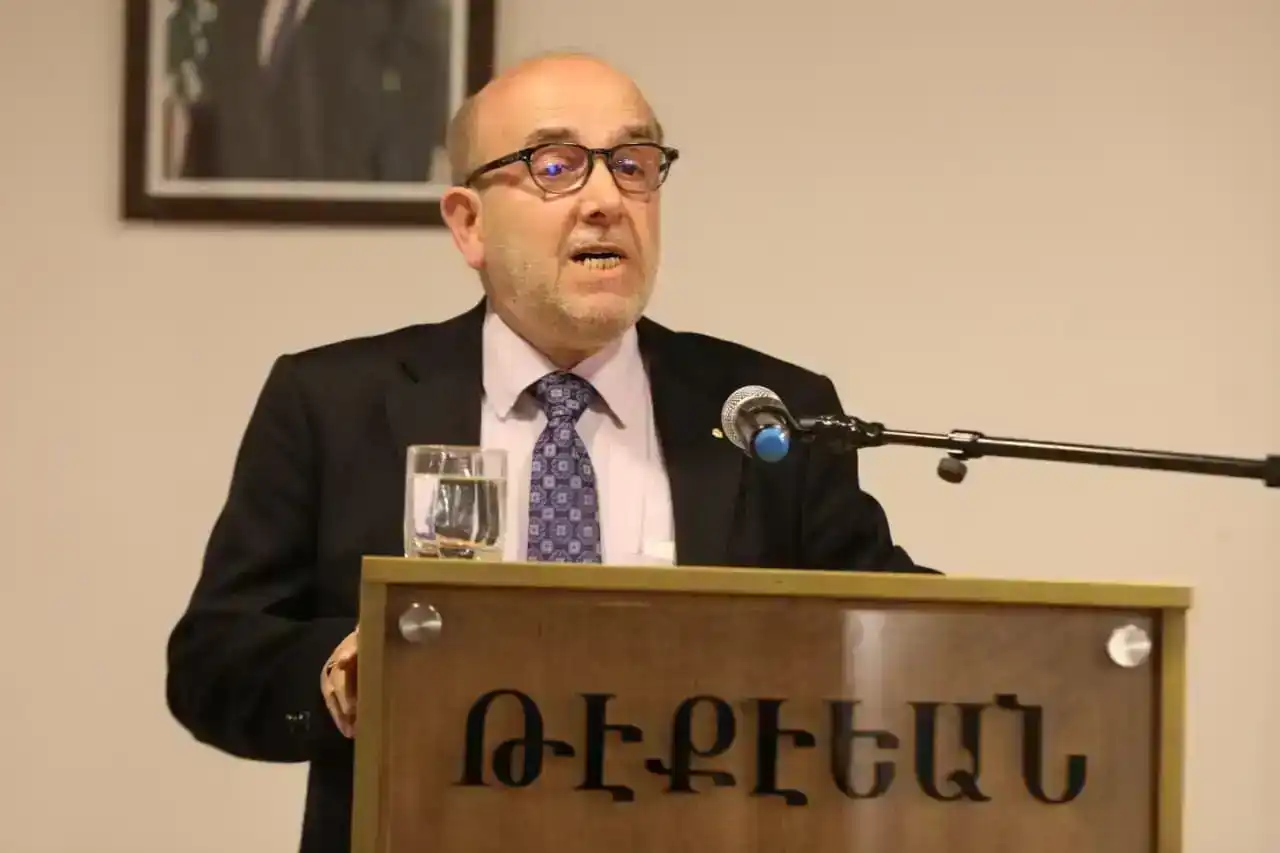 Հայրենիքէն չեն նեղուիր. Իշխանութիւններ քննադատել՝ այո՛, բանավիճիլ անոնց հետ՝ այո՛, բայց երբեք կռնակ դարձնել հայրենիքին   