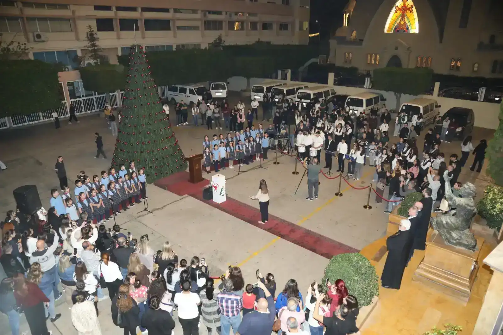 Պէյրութ. Լուսաւորուած են Մեսրոպեան Վարժարանի Տօնածառի լոյսերը. Տեղի ունեցած է յատուկ արարողութիւն     