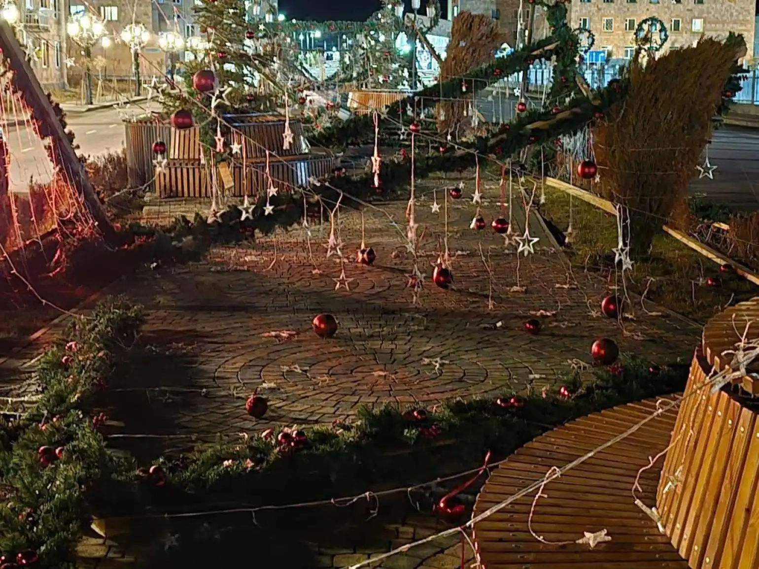 Քամիի պատճառով վնասուած է Ապարանի գլխաւոր տօնածառը (Լուսանկարներ)