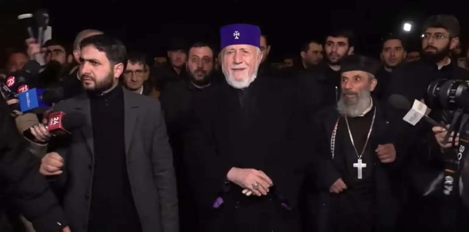 «Զուարթնոց» Օդակայան հասնելէ անմիջապէս ետք  Կաթողիկոսը  կրկնած է իր յորդորը. «Վերջ տուէք հակաեկեղեցական պայքարին» 