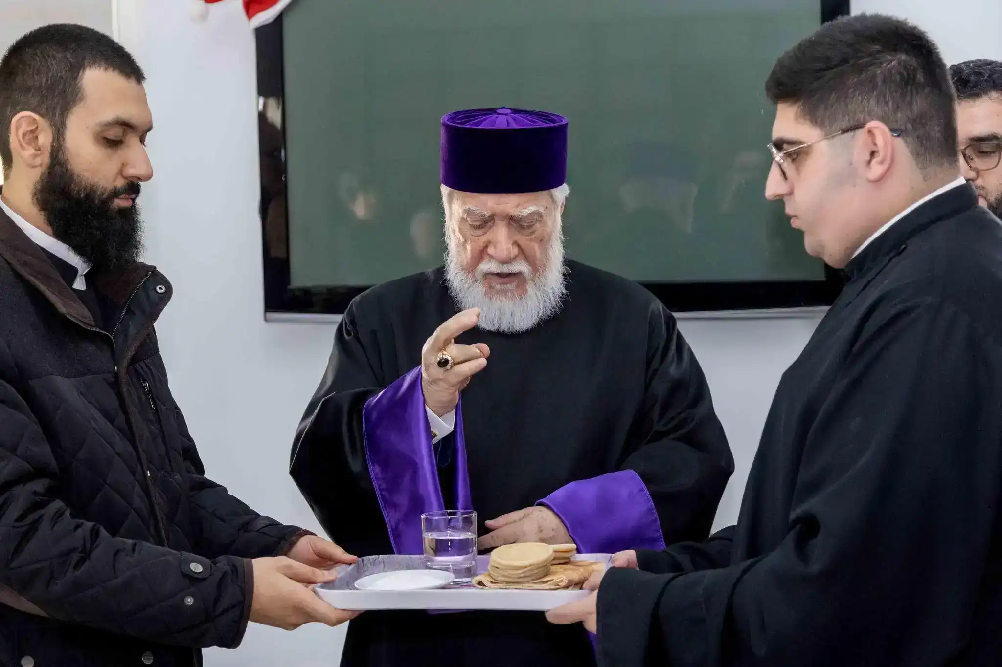  Հայրական եւ օրհնաբեր. Ն.Ս.Օ.Տ.Տ. Արամ Ա. Վեհափառ այցելեց՝ Ազգային Բուժարան 