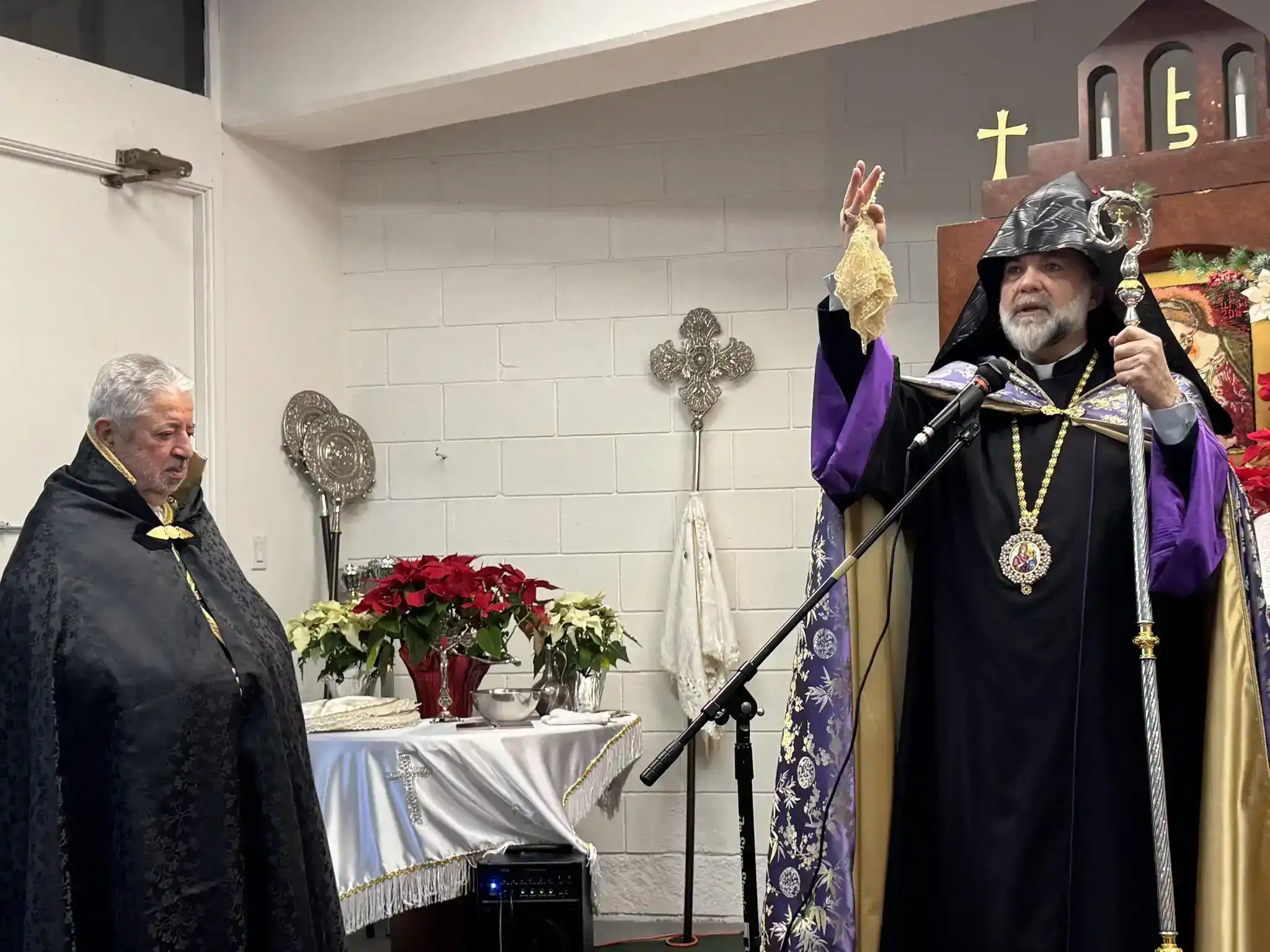 Լոս Անճելըս. Սուրբ եւ Անմահ Պատարագ եւ ծաղկեայ փիլոնի տուչութիւն Քրեսնթայի Ս. Հրեշտակապետաց Եկեղեցւոյ մէջ       