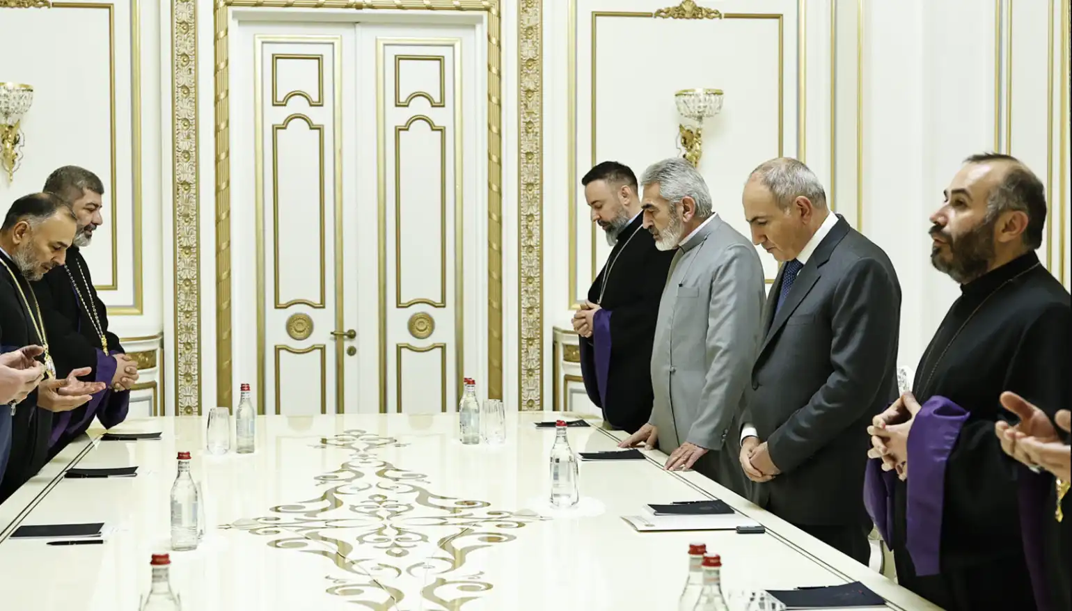«Կոչ ենք անում հոգեւոր մեր եղբայրներին չտրուել սադրանքների»․ Փաշինեանի հետ հանդիպած եպիսկոպոսները յայտարարութիւն տարածած են