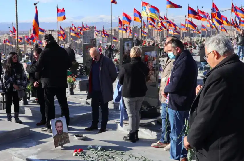 Ընդհանուր Ժողովի նախօրէին ՀՅԴ ներկայացուցիչներ այցելել են Եռաբլուր