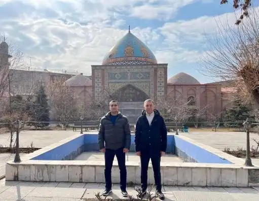Ատրպէյճանցի պատգամաւորներ այցելած են Երեւանի «կապոյտ մզկիթ» եւ այն  համարած  ատրպէյճանական 