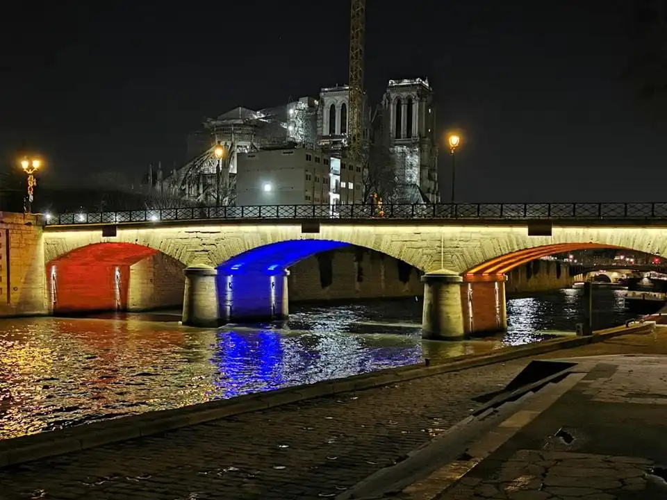 Փարիզի Աստուածամօր տաճարին մօտ գտնուող կամուրջներէն մէկը՝ Հայաստանի ու Ֆրանսայի դրօշներու գոյներով