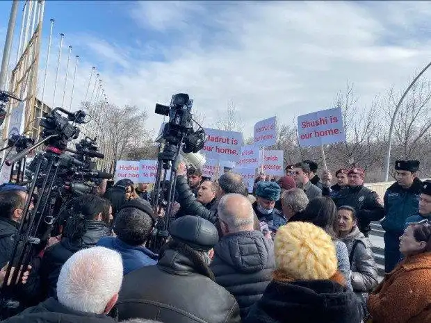 Լուռ չմնալ  Ատրպէյճանի  քայլերուն դէմ. Բողոքի հաւաք մարզահամերգայինին մօտ