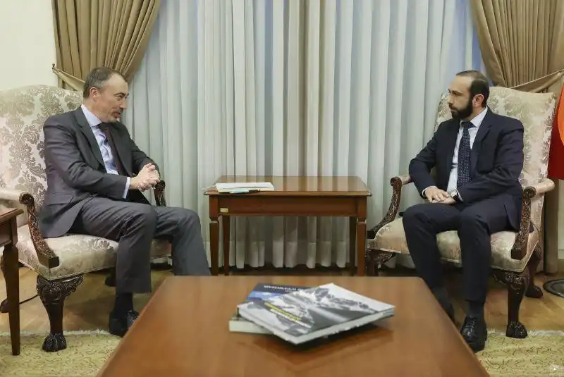 Լաչինի թեմայ եւ Ատրպէյճանի հետ յարաբերութիւններու կարգաւորում. Միրզոյեան ընդունած է Քլաարը