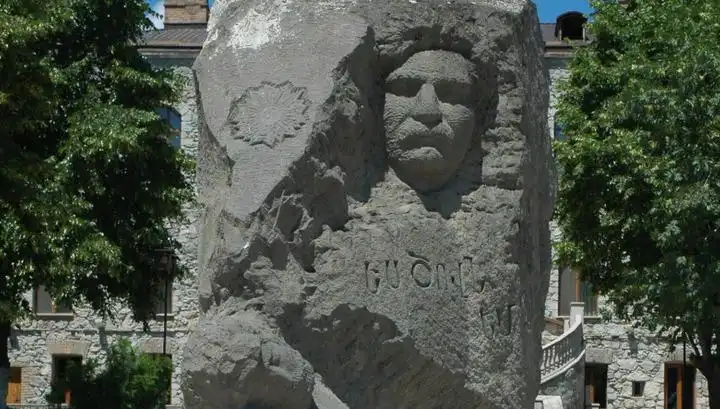 Գրաւեալ Ստեփանակերտի մէջ. Ոչնչացուցած են Արցախի հերոս՝ Աշոտ Ղուլեանի արձանը    