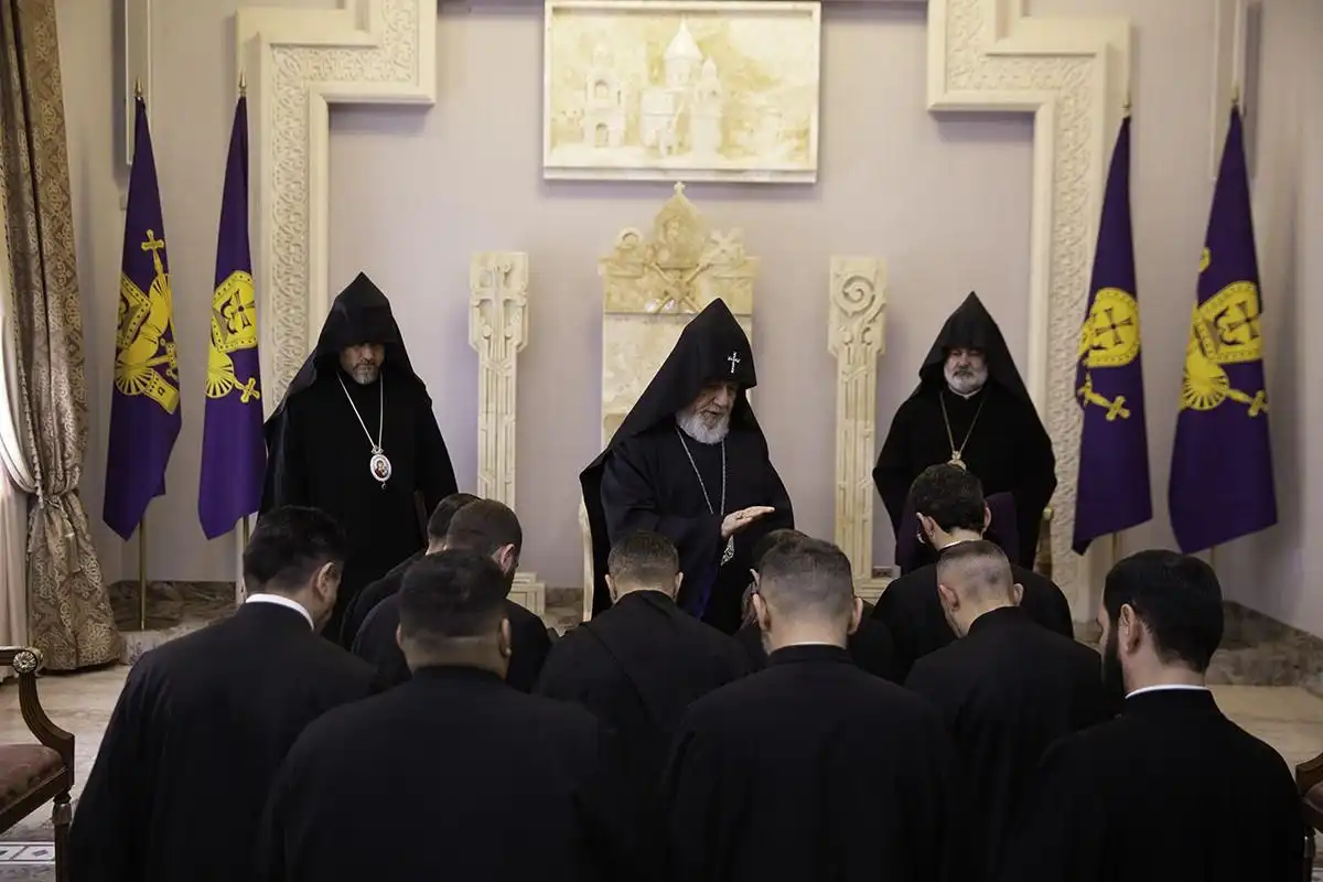 Ամենայն Հայոց Կաթողիկոսն ընդունեց նորաօծ քահանաներին