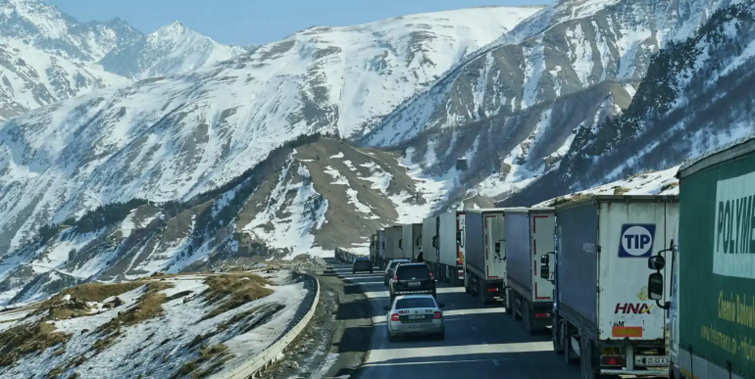 Վերին Լարսի մէջ մօտ 700 հայկական բեռնատար կուտակուած է