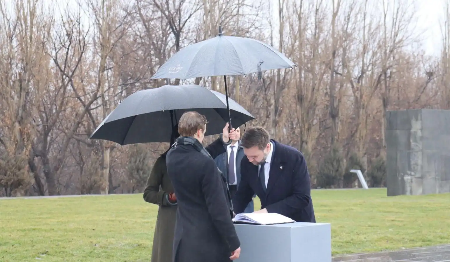 Վենսի X-ի էջին հրապարակուած գրառումը՝ Ծիծեռնակաբերդ այցելութեան մասին, ջնջուած է, յետոյ հրապարակուած՝ առանց «Հայոց ցեղասպանnւթիւն» բառերու