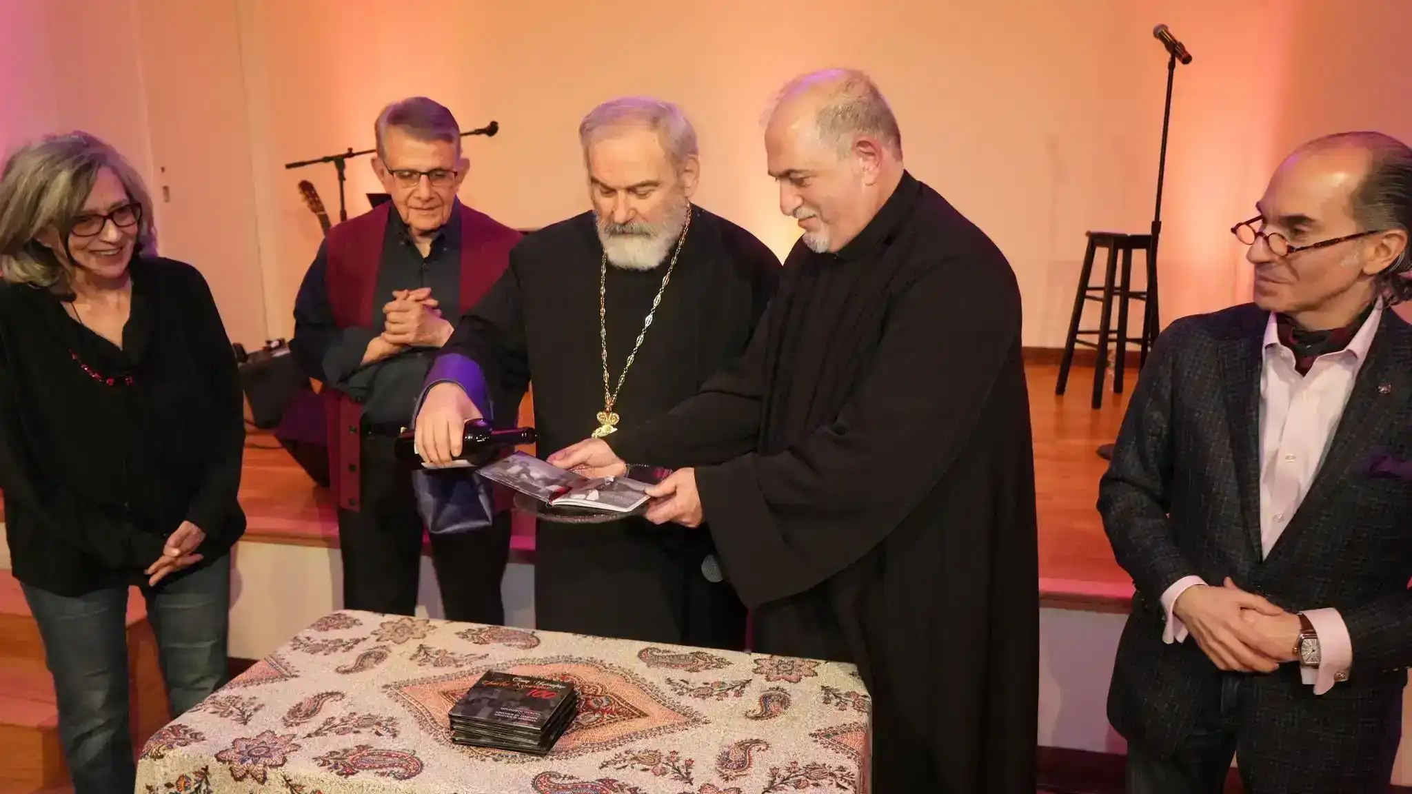 Օրհնութեամբ Թեմակալ Առաջնորդ՝ Գերշ. Տ. Անուշաւան արք.ին գինեձօնը կատարուած է հանրայայտ երգահան՝ Պերճ Թիւրապեանի նորատիպին          