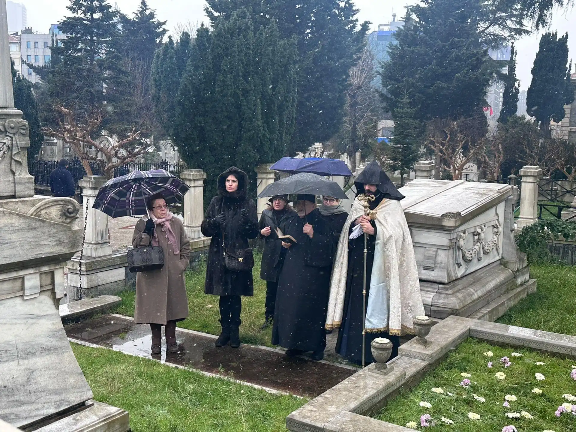 Յիշատակուեցան Էսաեան վարժարանի եւ Ս. Յարութիւն եկեղեցւոյ հիմնադիր բարերարներ Մկրտիչ եւ Յովհաննէս Էսաեան եղբայրները    