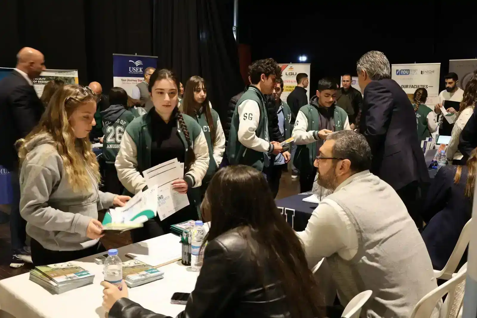 Պէյրութ. Արեւելումի բաց դռներ՝ Մեսրոպեան վարժարանէն ներս 