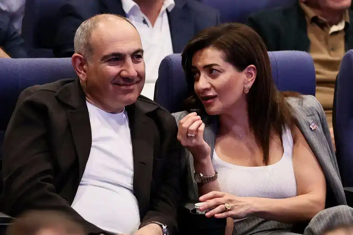 Նիկոլ Փաշինեանը եւ Աննա Յակոբեանը իրենց ամուսնութիւնը գրանցած են  