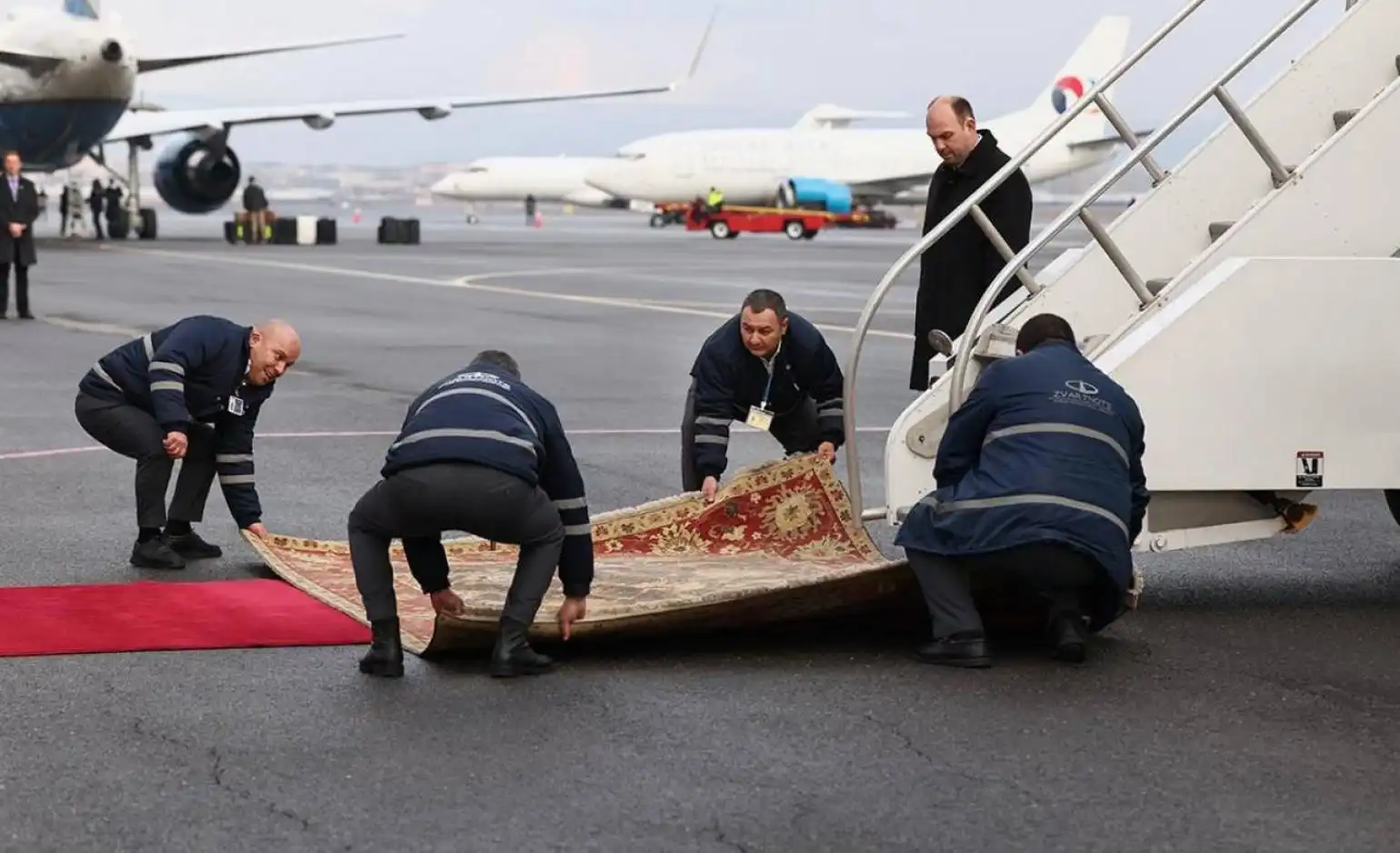 Երեւանի մէջ Վենսի օդանաւի վայրէջքի ժամանակ թեքահարթակի մօտ հայկական գորգը ապշեցուցած է բրիտանական The Guardian-ի լրագրողը