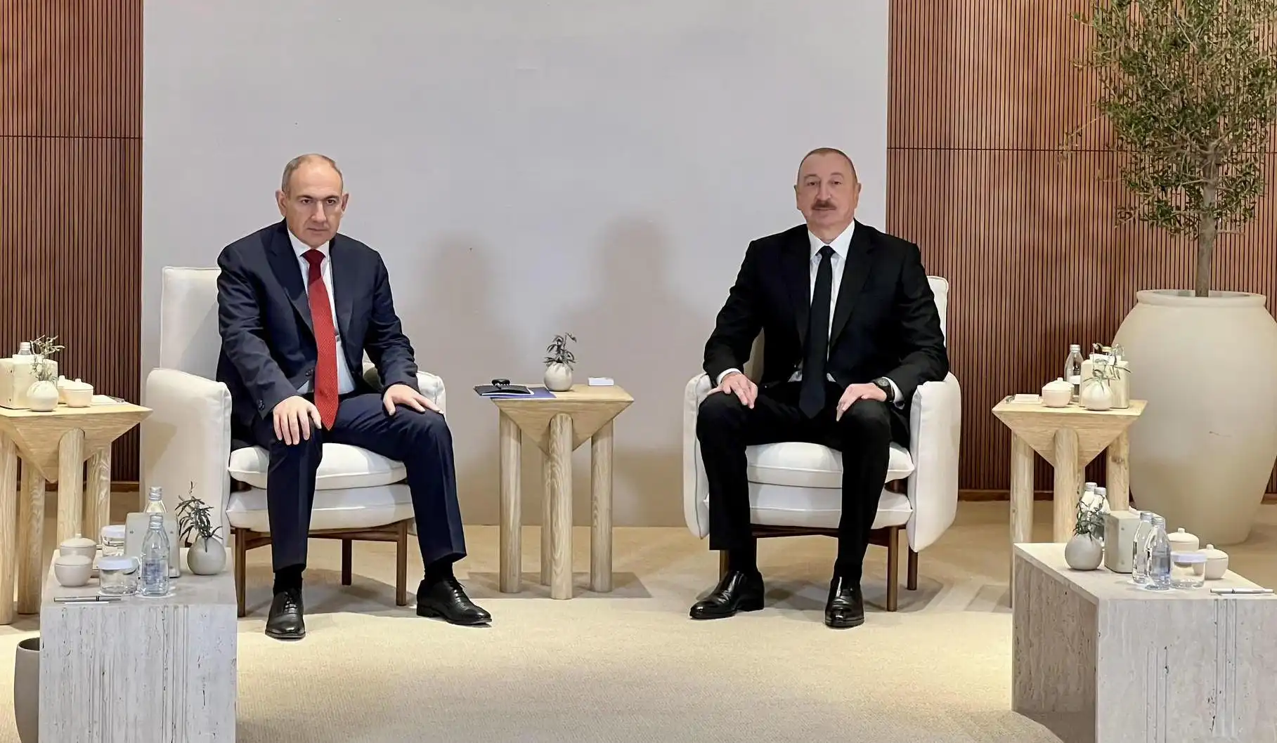 Փաշինեան-Ալիեւ հանդիպում Ապու Տապիի մէջ. Քննարկուած է իրական խաղաղութեան տեսանելիութիւնը