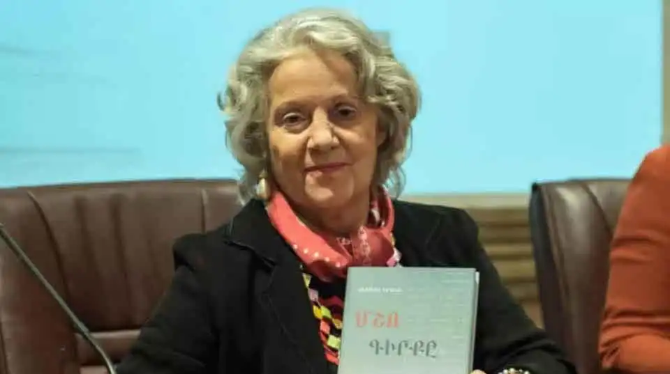 Հայերէն լեզուով  լոյս   տեսած է Անթոնիա Արսլանի «Մշոյ Գիրքը» Հատորը