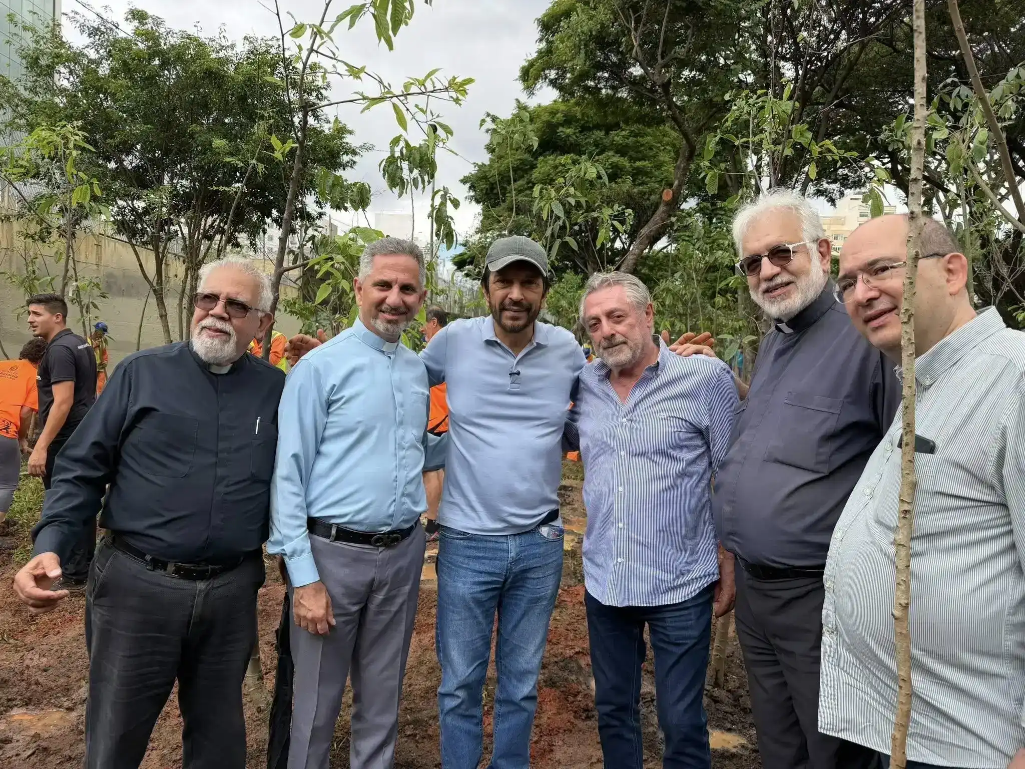 Սան Փաուլօ. Ծառանտնկումի արշաւ, որու աւարտին քաղաքապետը այցելած է Սուրբ Գէորգ հայկական եկեղեցի